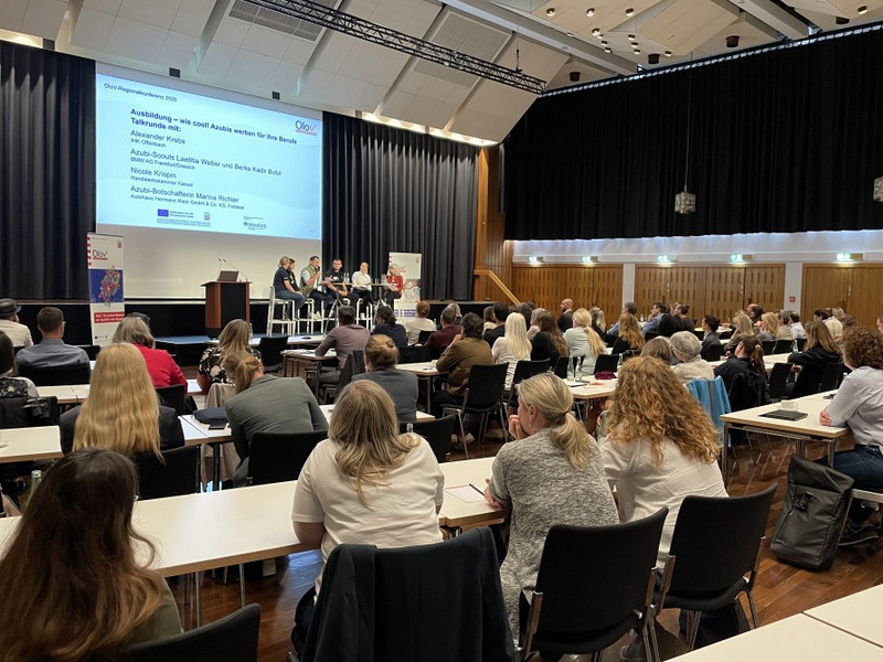 Blick in die Stadthalle Gießen: Bühne mit Talkrunde und zahlreichen Gästen im Saal der OloV-Regionalkonferenz.