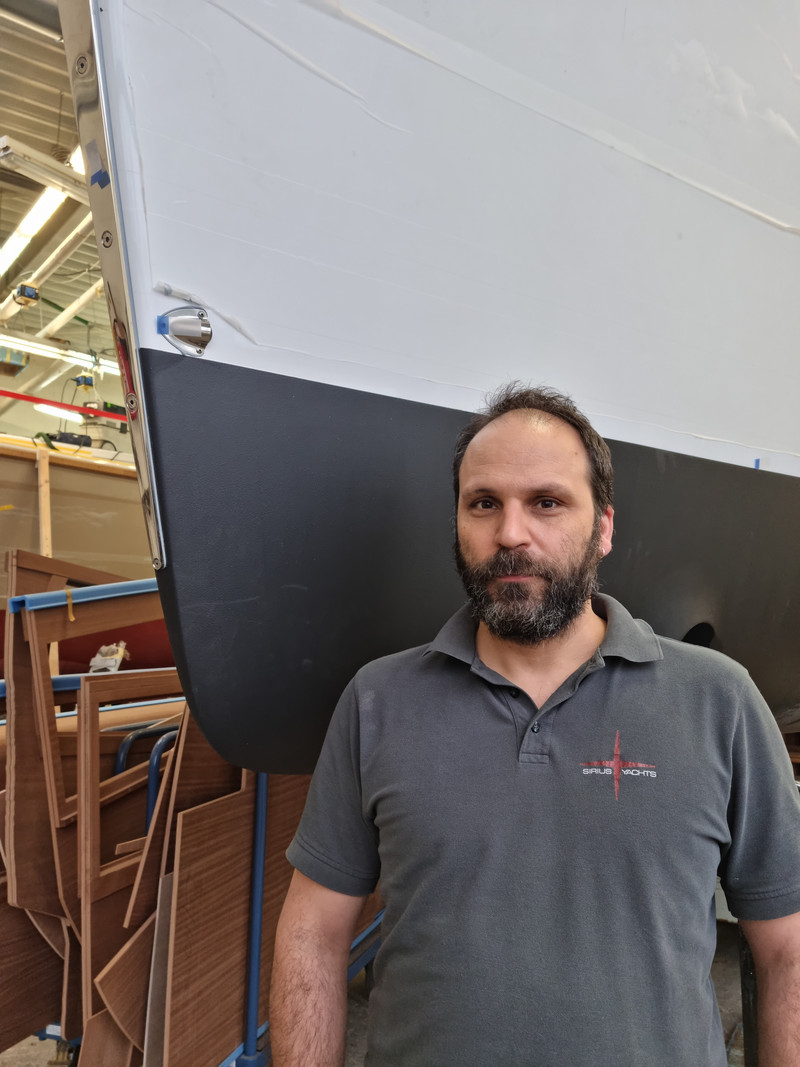 Foto eines Bootsbaumeisters in seiner Werkstatt