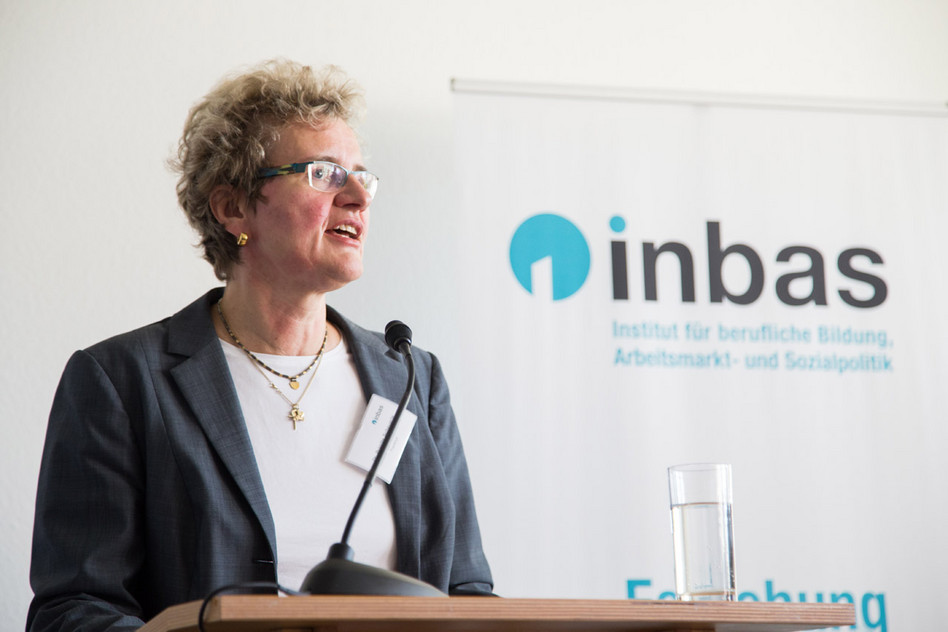 IHK-Geschäftsführerin Brigitte Scheuerle erinnerte an die langjährige Kooperation der hessischen IHKs mit INBAS.