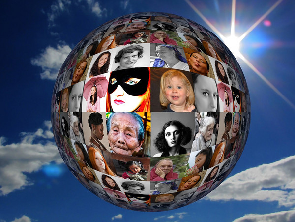 Fotocollage in Form einer Kugel vor blauem Hintergrund mit Fotos von diversen Frauen