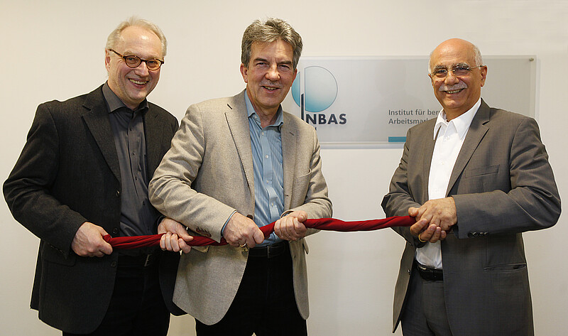 Der "Rote Faden der Kontinuität": INBAS-Geschäftsführer Joachim Winter und Dr. Wolfgang Schlegel mit Gesellschafter Nader Djafari (v.l.n.r.)