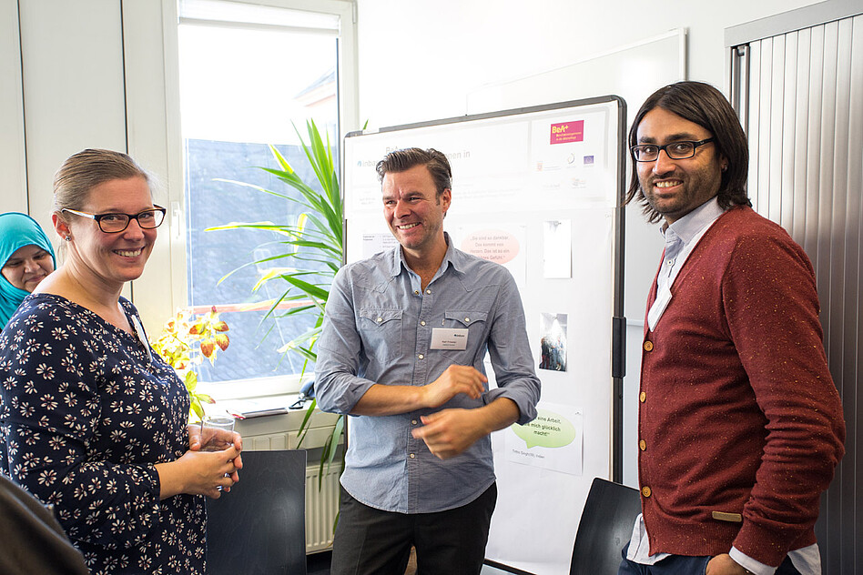 …und Projektmitarbeiter Ralf Priester (Mitte) im Gespräch mit Interessierten.