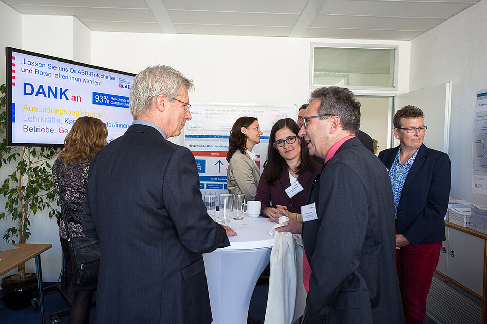 QuABB-Projektleiter Hardy Adamczyk (li.) und Mitarbeiterinnen im Gespräch mit Gästen.