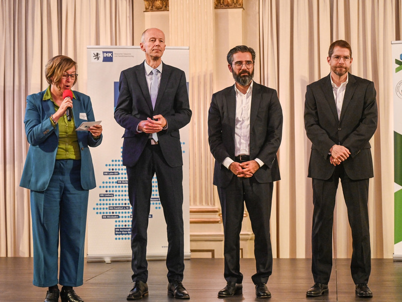 Dr. Sabine Beck (involas) mit Kultusminister Armin Schwarz, Staatssekretär Unmut Sönmez (HMWVW) und Dr. Felix Heusler, Vizepräsident des HIHK. (Foto: Paul Müller)
