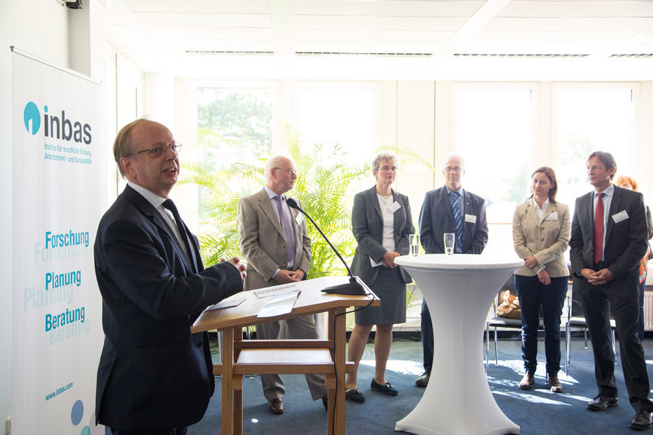 Stadtrat Weiß dankte im Namen der Stadt Offenbach für die gute Nachbarschaft und ergebnisreiche Zusammenarbeit mit INBAS.