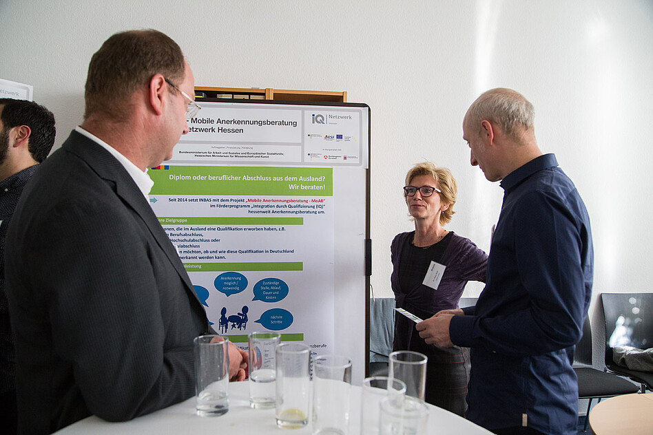 Im IQ-Teilprojekt MoAB bieten mobile Beratungskräfte hessenweit Beratung zum Anerkennungsverfahren.