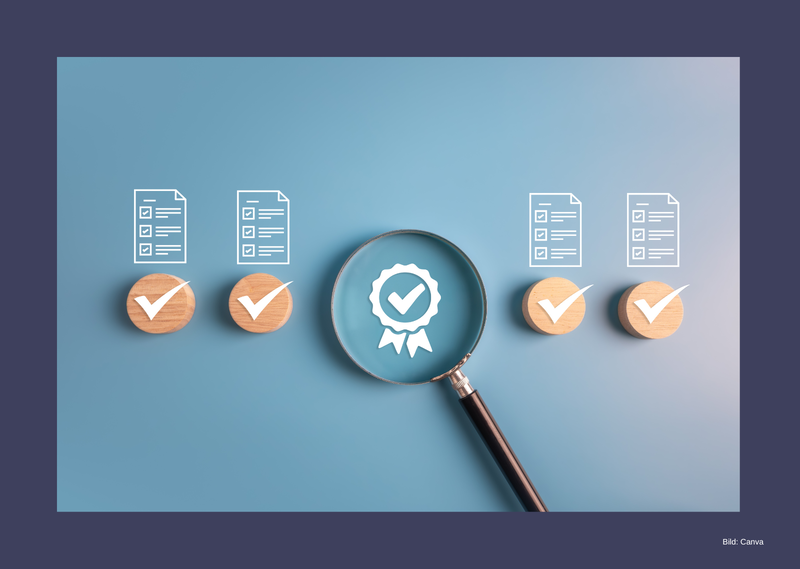 Qualitätssiegel unter Dokumenten, in der Mitte ein Qualitätssiegel unter einer Lupe