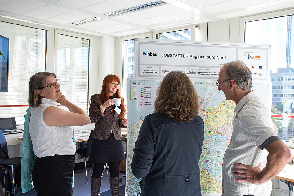 …und Christine Hubrich (Bildmitte) vom Nachqualifizierungsprojekt NQE im Bremer Landesprogramm "Weiter mit Bildung und Beratung".