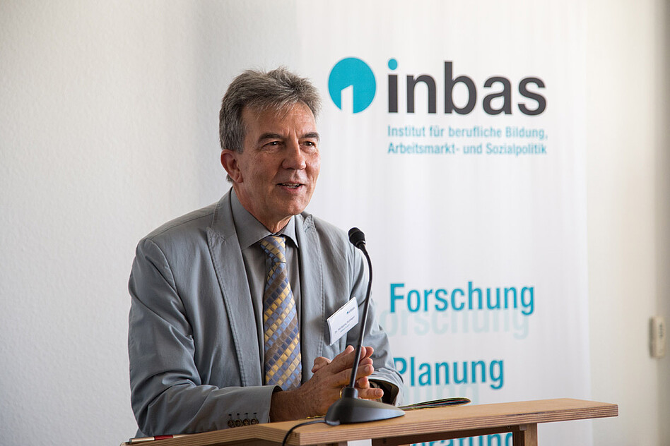 Geschäftsführer Wolfgang Schlegel, Büro Brüssel, eröffnete die Veranstaltung mit einem Rückblick auf die Firmengeschichte…