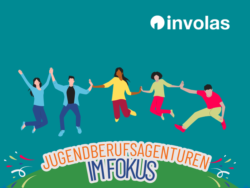 Fünf stilisierte, vielfältig dargestellte Jugendliche, die sich an den Händen halten und gemeinsam in die Luft springen, darunter der Schriftzug „Jugendberufsagenturen im Fokus“. Oben rechts ist das Logo von involas zu sehen.