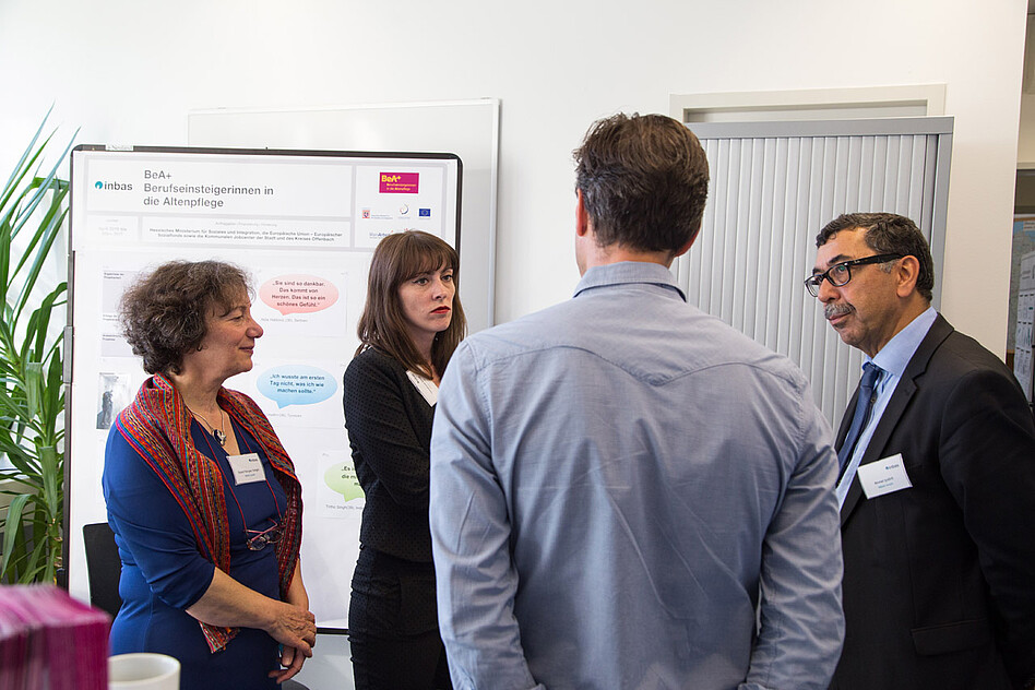 BeA+ unterstützt Migrantinnen auf ihrem Weg als "Berufseinsteigerinnen in die Altenpflege". Projektleiterin Narges Yelaghi (links)…
