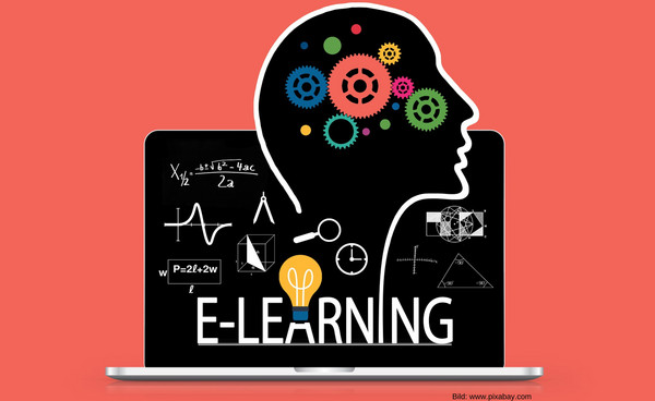 Auf einem Laptop, vor einem rote Hintergrund, steht "E-Learning"