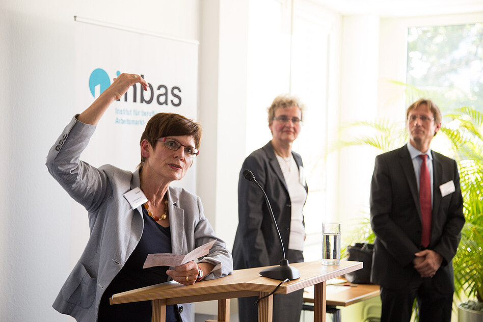 Einladung zum Rundgang durch die Räume, in denen die Projektteams ihre Arbeit vorstellten.