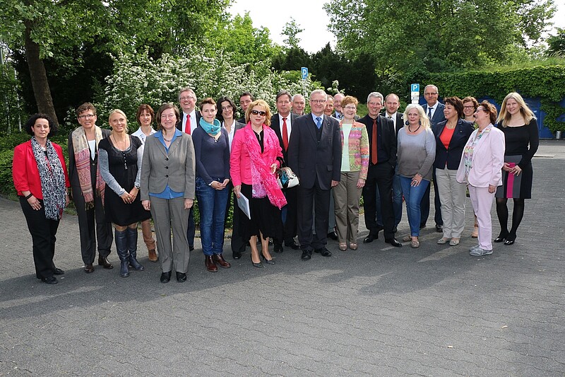 Staatssekretär Dr. Wolfgang Dippel, Hessisches Ministerium für Soziales und Integration (Mitte) im Kreise der QuABB-Kooperationspartner/innen am Standort Darmstadt und Landkreis Darmstadt-Dieburg