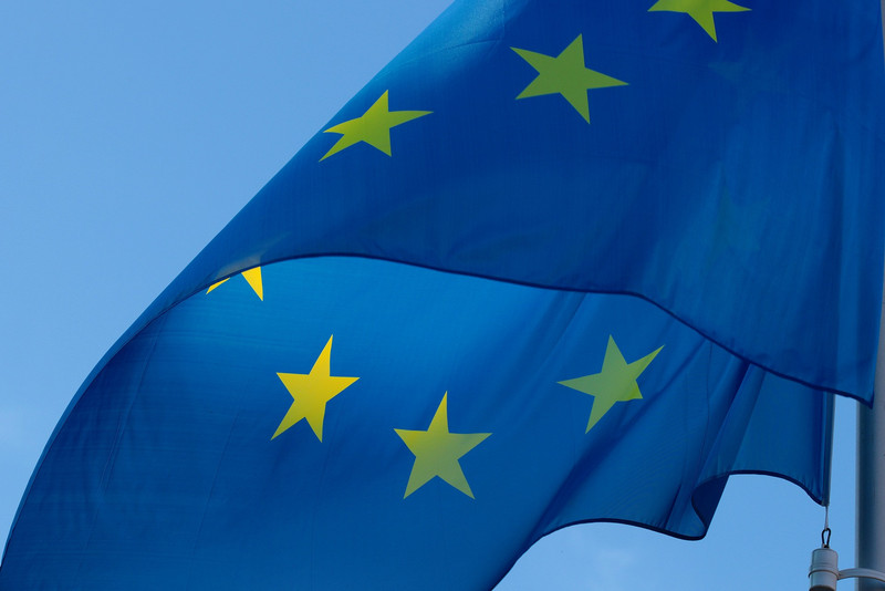 Die EU-Flagge: ein Kreis aus zwölf goldenen Sternen auf blauem Hintergrund.