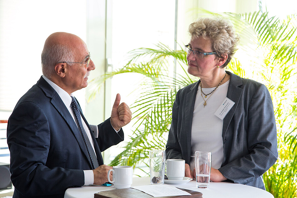 Gesellschafter und ehemaliger Geschäftsführer Nader Djafari mit IHK-Geschäftsführerin Brigitte Scheuerle.