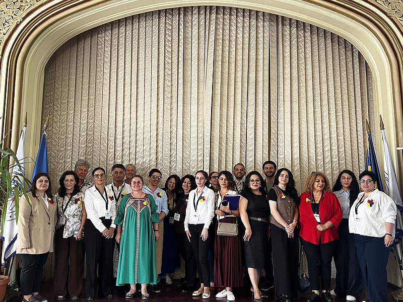 Teilnehmende der Fortbildung in Bukarest posieren für ein Gruppenfoto