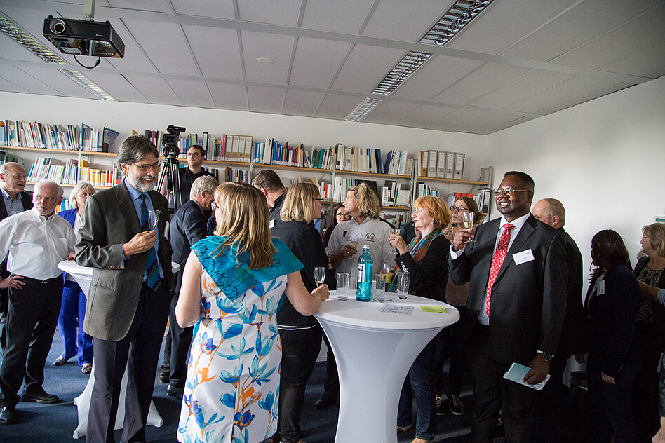 Der Konferenzraum bot nicht allen Gästen Platz, daher wurde die Veranstaltung live in die übrigen Räume übertragen.
