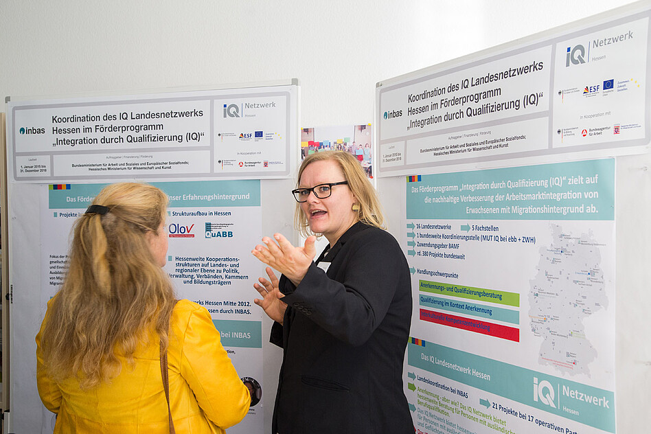 Das von INBAS koordinierte IQ Landesnetzwerk Hessen unterstützt Menschen, die in ihrem im Ausland erlernten Beruf arbeiten möchten.