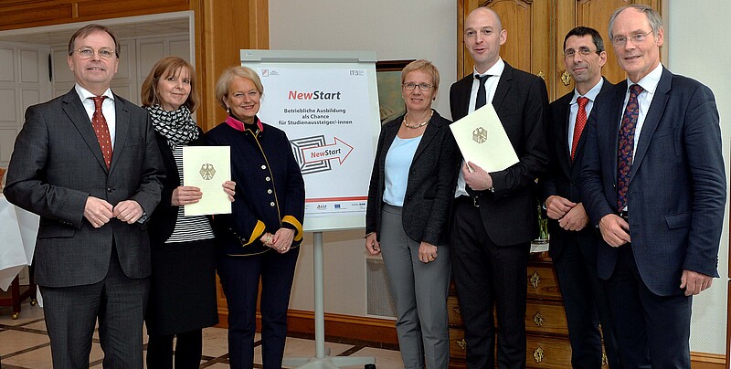 (v.l.n.r.) Parlamentarischer Staatssekretär Thomas Rachel (BMBF), Projektleiterin Annette Fischer (BWU), Elisabeth Motschmann (MdB), Bremer Senatorin für Bildung und Wissenschaft Prof. Dr. Eva Quante-Brandt, Prof. Dr. Marc Thielen (ITB), Konrektor für Studium und Lehre Prof. Dr. Thomas Hoffmeister (Universität Bremen), Staatsrat beim Bremer Senator für Wirtschaft, Arbeit und Häfen Prof. Matthias Stauch (Foto: Michael Bahlo, Bremen)